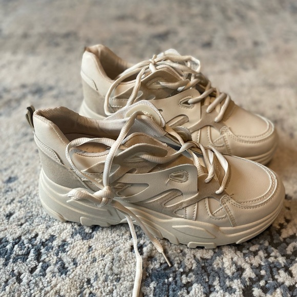 BASICALLY NEW NEVER WORN shoes! - Picture 6 of 8